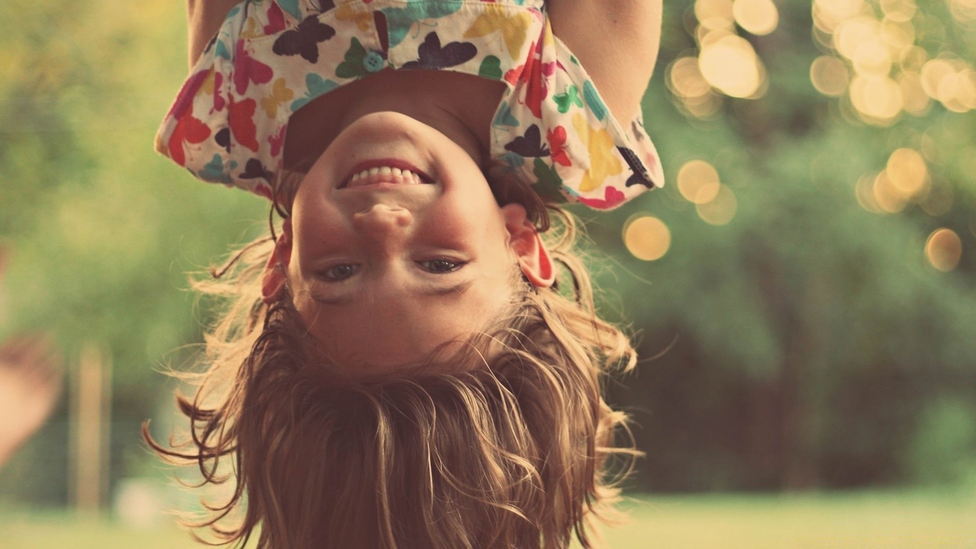 crianças verão natureza menina ao ar livre retrato grama bela criança felicidade parque sozinho fofa mulher bom tempo feno sorriso