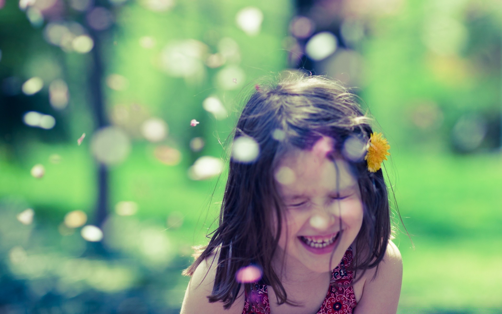 bambini ragazza natura ritratto estate bella sorriso parco viso sole all aperto felicità carino donna bel tempo erba capelli divertimento uno bambino