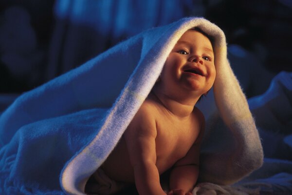 Portrait d un enfant heureux sous une couverture