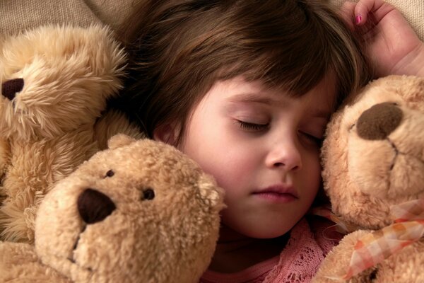 Il bambino dorme tra i peluche