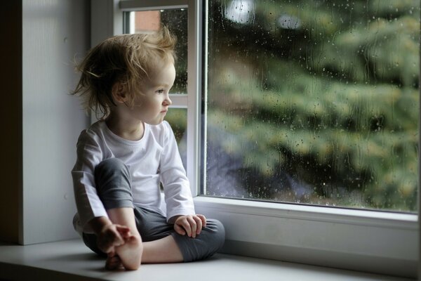 Es ist gefährlich für Kinder, auf der Fensterbank zu sitzen