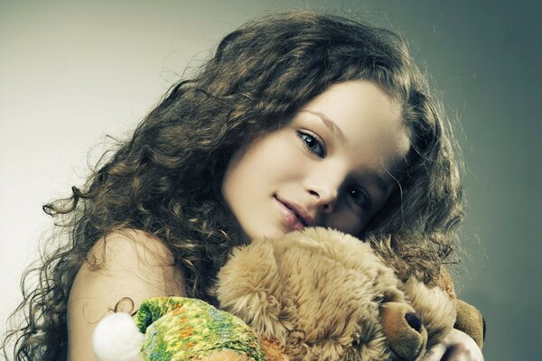 Petite fille avec un ours en peluche