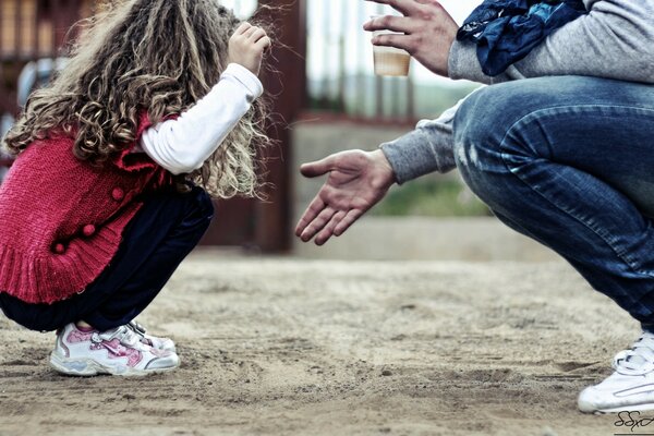 Adulte et enfant jouant à l extérieur