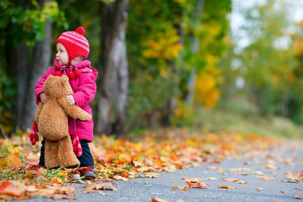 एक छोटे बच्चे के साथ शरद ऋतु पार्क