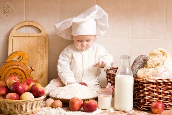 El pequeño cocinero está ocupado