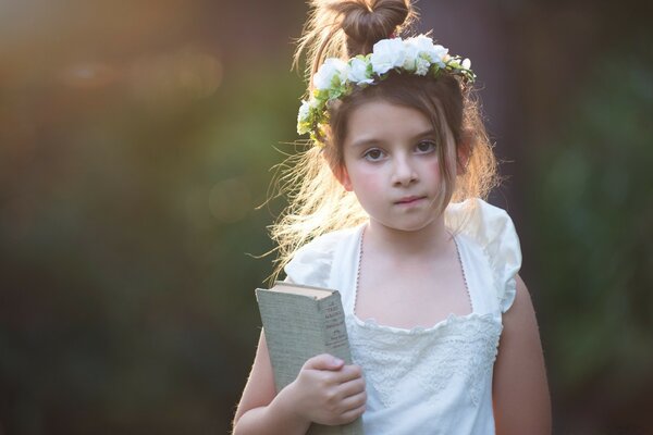 Menina bonita com uma coroa na cabeça