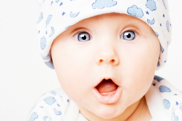 Bébé dans un beau costume blanc