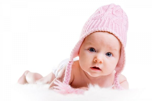 Petit enfant dans un bonnet se trouve