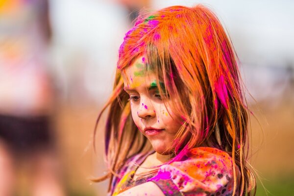 Retrato de una niña en un Festival de pintura