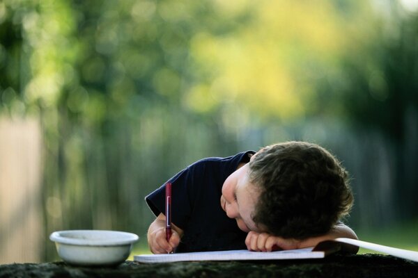 Niño pintando al aire libre