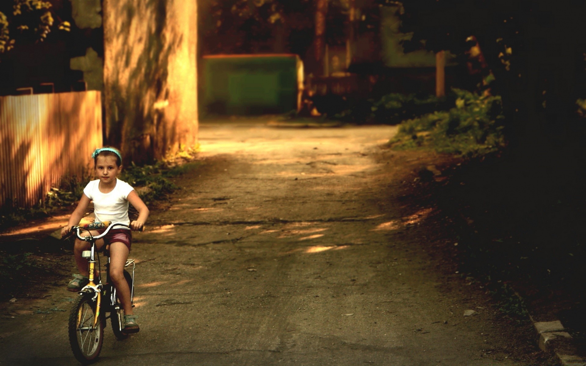 romance ruote strada tempo libero ciclista singolo strada traffico adulto bambino seduto bicicletta all aperto sistema di trasporto auto motociclista sfocatura azione uomo ragazzo