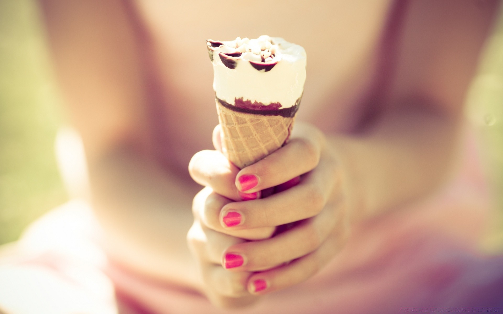 desserts unschärfe schokolade drinnen frau essen genuss