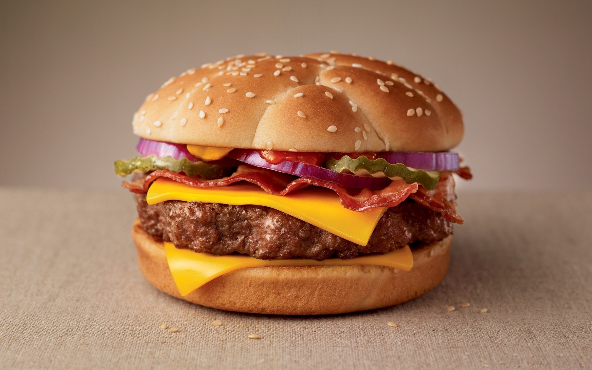 postres sésamo hamburguesa pan insalubre ensalada bollo bocadillo rápido almuerzo patatas fritas salsa de tomate queso delicioso queso cheddar tomate mayonesa comida carne de res refresco