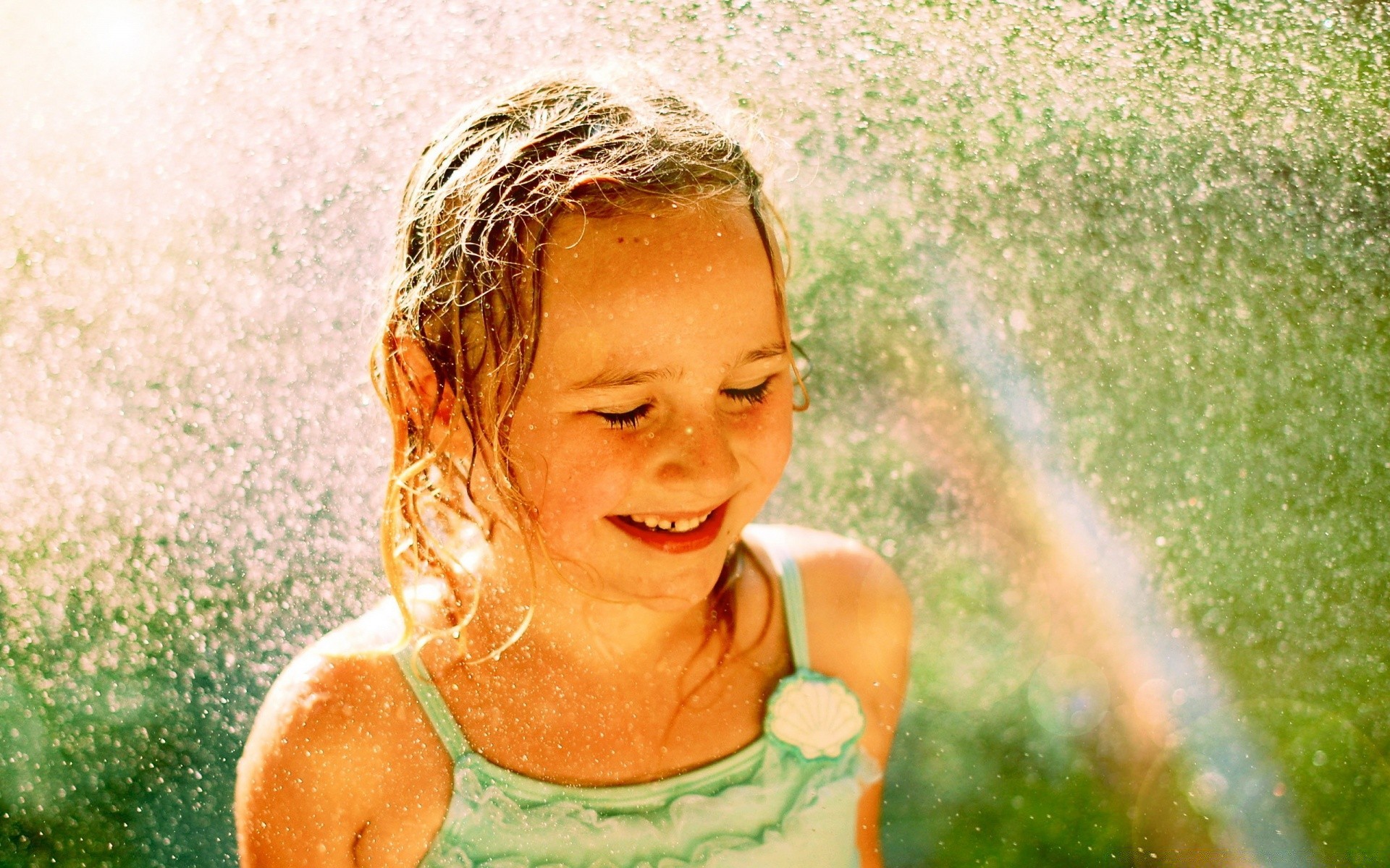 kinder mädchen kind sommer allein schön porträt glück vergnügen erwachsener im freien natur frau gesichtsausdruck vergnügen niedlich gesicht nass