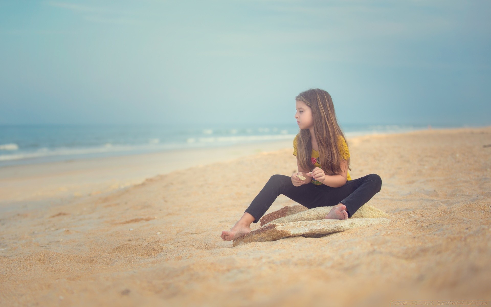 bambini spiaggia sabbia mare acqua mare oceano estate relax sole vacanze viaggi bel tempo cielo yoga vacanze vacanze donna tropicale natura meditazione