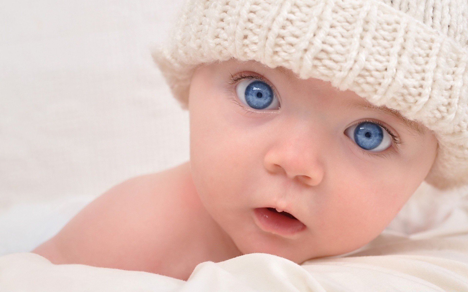 niños bebé bebé lindo pequeño recién nacido inocencia chica cara cubierta niño diversión solo hermoso retrato