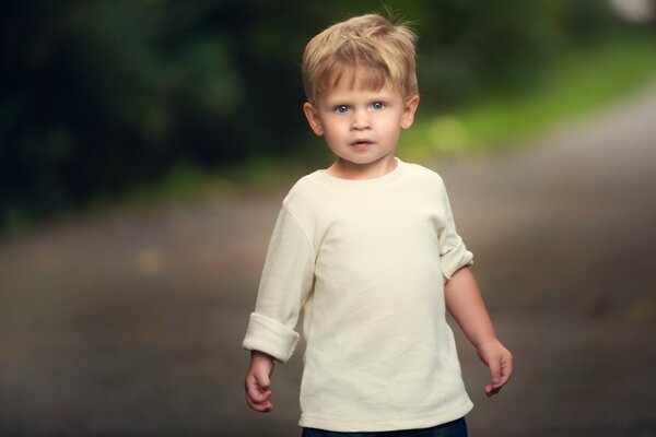 Retrato de un niño al aire libre