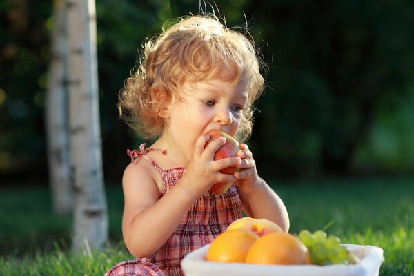 Il bambino mangia frutta in natura