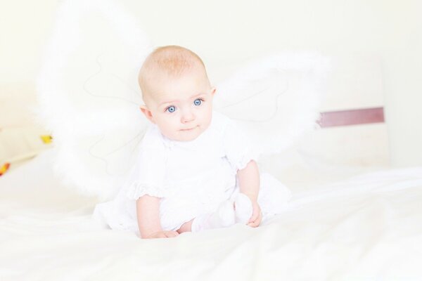 Bébé comme un ange regarde au loin