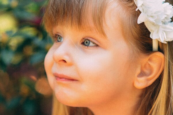 Retrato de una niña triste en el Jardín