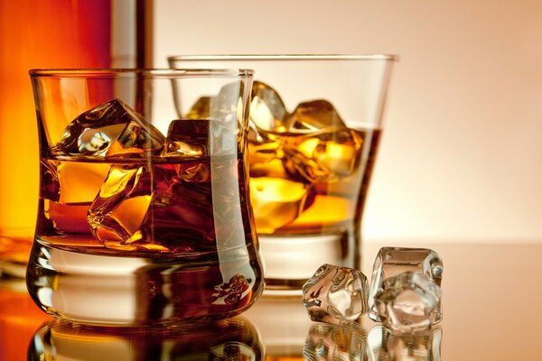 Whisky in einem Stock mit Eis