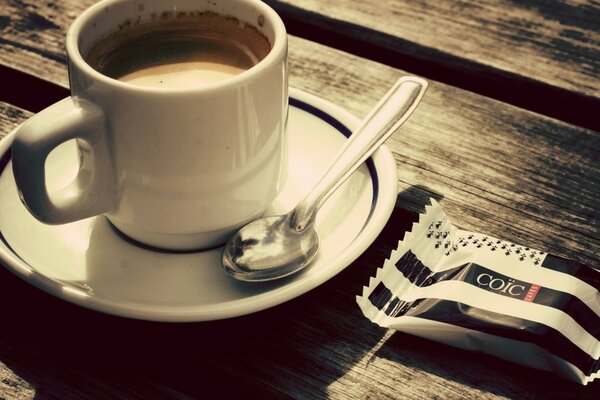 Café aromático de la mañana con galletas