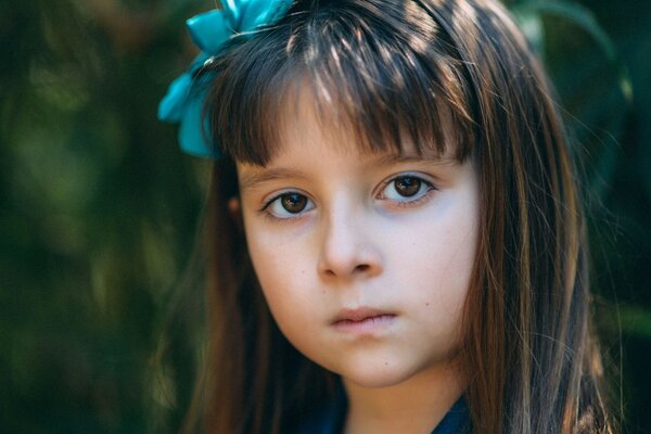 Fille avec une fleur dans les cheveux