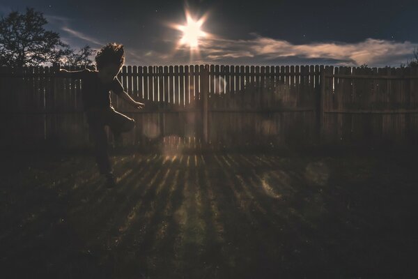 Un niño en el fondo de una romántica puesta de sol