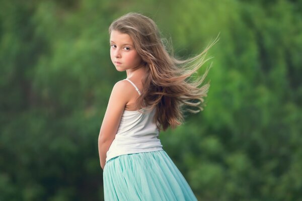 Niña con el pelo suelto