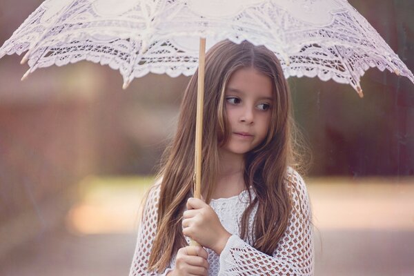 Fille avec un jour d été parapluie