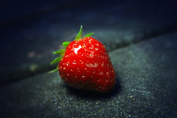 Las fresas se encuentran en el asfalto rojo