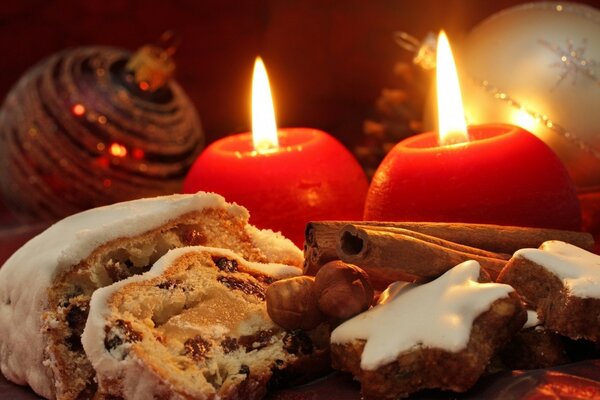 圣诞食品-蜡烛火焰旁边的甜点