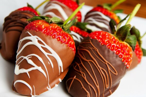 Fresas cubiertas de chocolate en un plato blanco