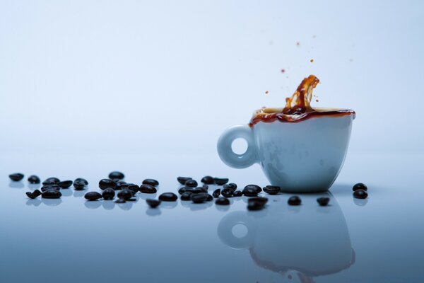 Tasse Kaffee auf weißem Hintergrund