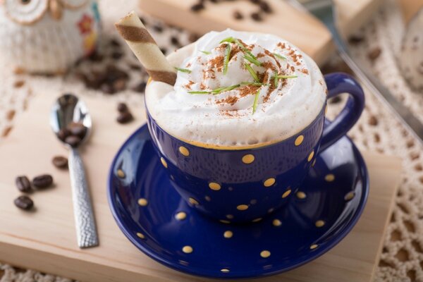 Heißer Kaffee in einem schönen Becher