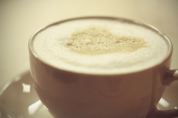 Café cappuccino con espuma en forma de corazón