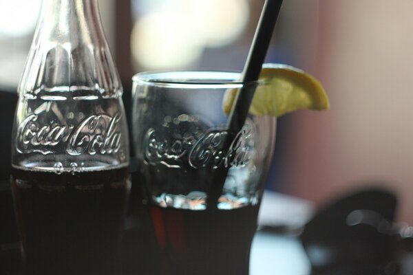 Bouteille et verre avec Coca Cola