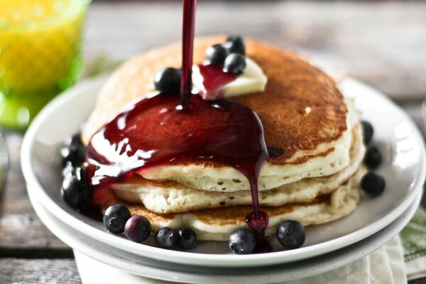 Délicieux petit déjeuner est un dessert fruité