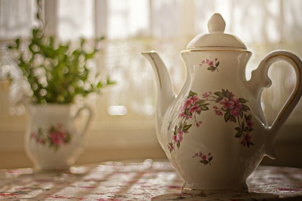 Hermosa Tetera en la mesa de la cocina