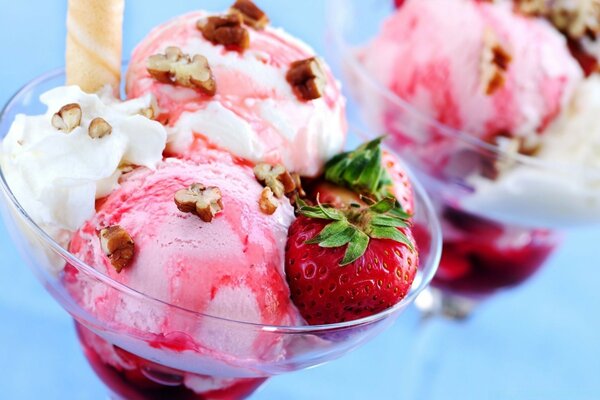 Délicieuse crème glacée à la fraise dans un verre