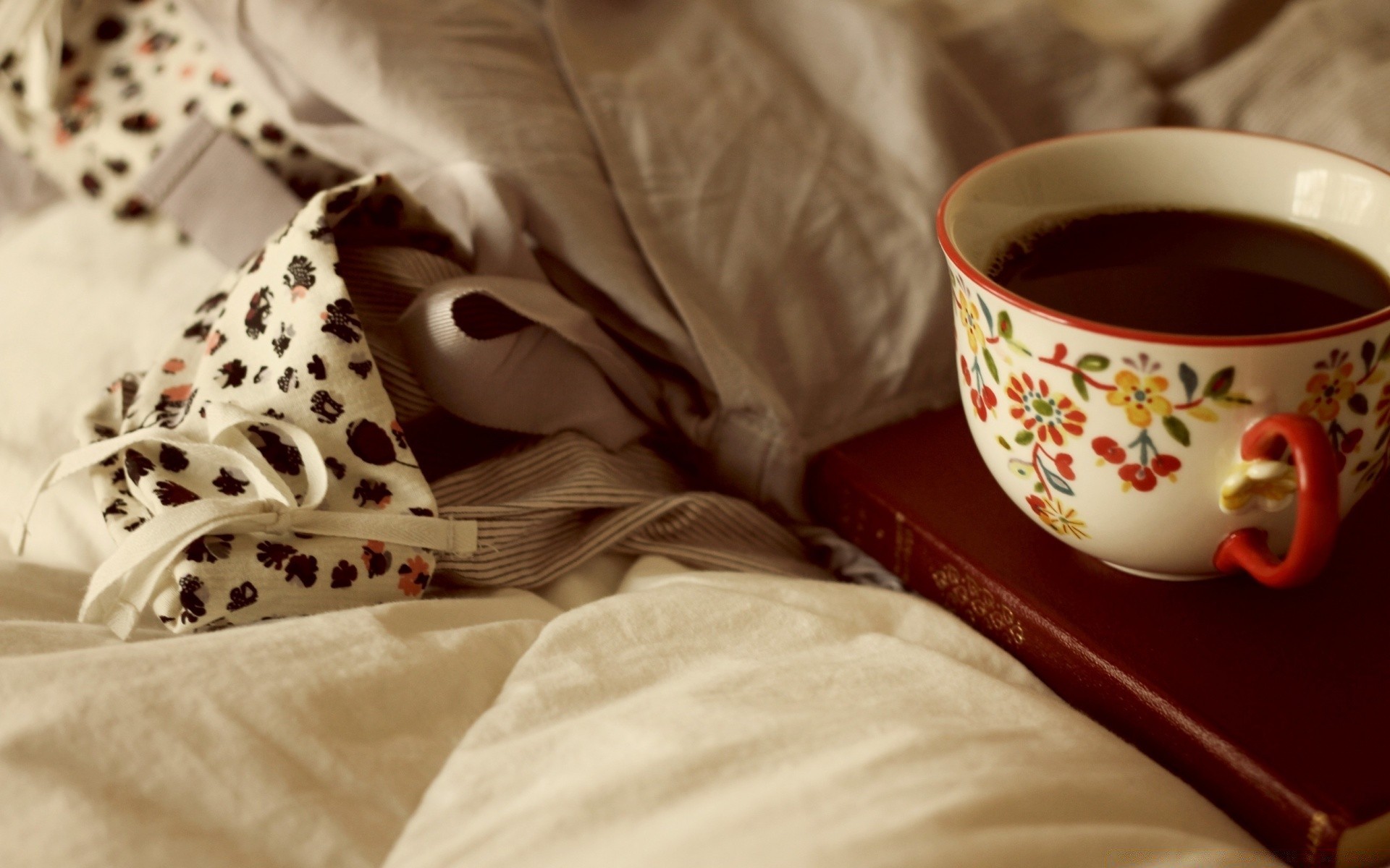 boissons aube boire café à l intérieur tasse alimentaire thé famille détente lit loisirs table chambre à coucher petit déjeuner chaud nature morte traditionnel