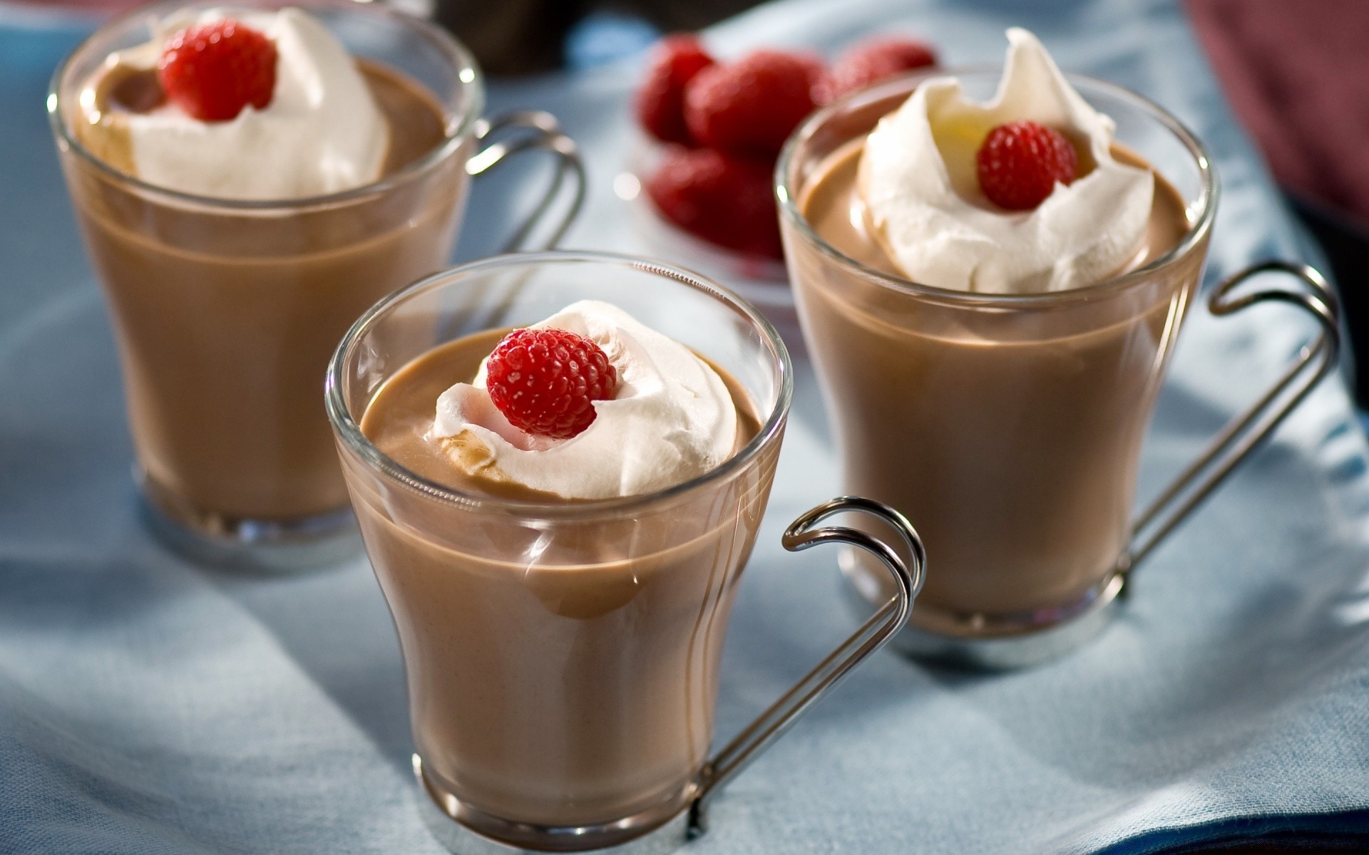 essen & trinken milch creme joghurt süß beere erdbeere cremig milchprodukte frühstück lecker mousse milchprodukte vanille schokolade schlagsahne pudding obst himbeere tasse