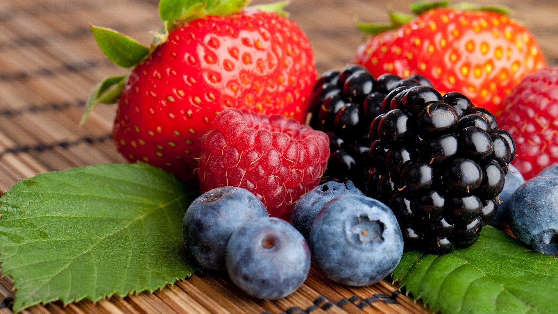 essen & trinken obst saftig lebensmittel beere gesundheit blatt gesund süßwaren essen lecker weide süß vitamin diät sommer natur frische erdbeere antioxidans