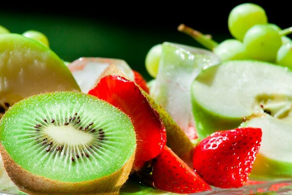 Assortiment de fruits frais et juteux et baies