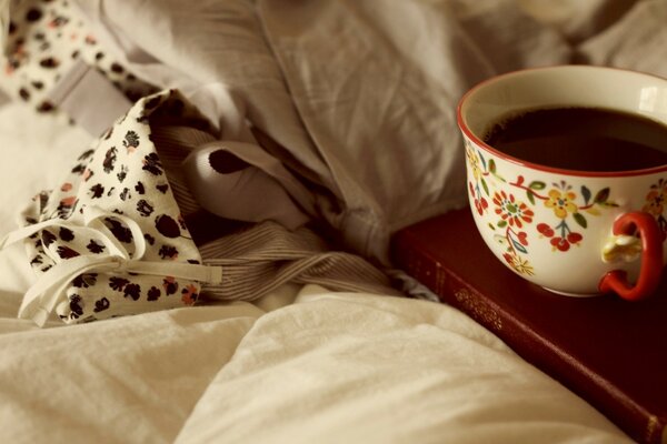 Tasse de café chaud au lit