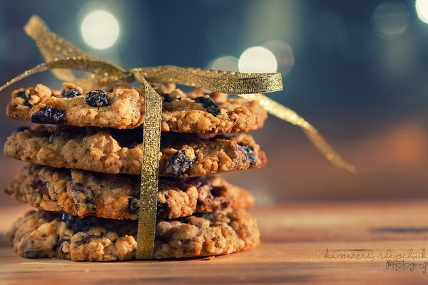 Galletas dispuestas en una fila con un arco