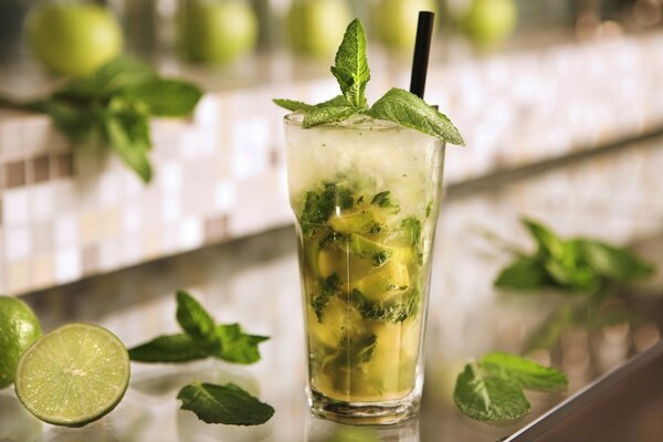 Mojito glacé à la menthe et au citron vert