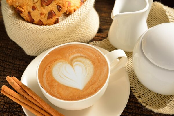 Cappuccino mit Zimt und Dessert zum Frühstück