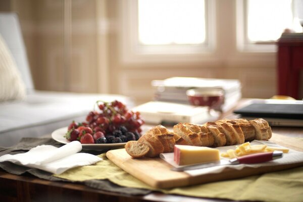 Frühstück Brot Käse und Beeren