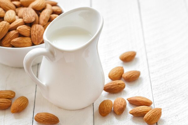 Amandes et lait. Délicieux petit déjeuner